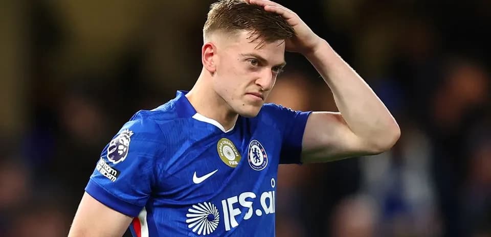 Jugador de Chelsea con camiseta azul, mostrando frustración