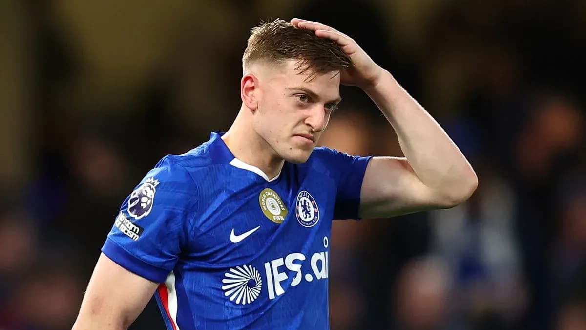 Jugador de Chelsea con camiseta azul, mostrando frustración