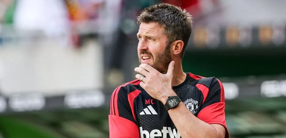 Entrenador pensativo en el banquillo del partido