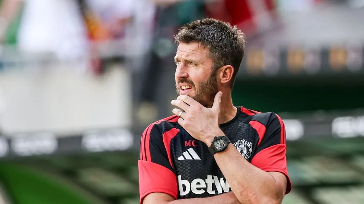 Entrenador pensativo en el banquillo del partido