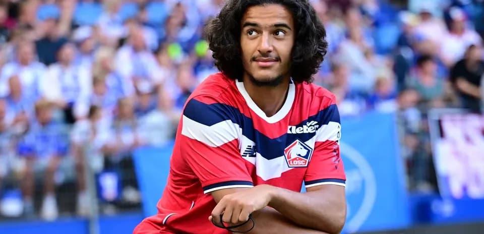 Jugador del LOSC Lille sentado en el banquillo