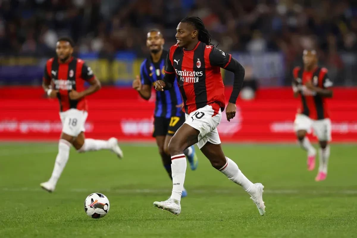 Jugador del AC Milan corriendo con el balón en el campo
