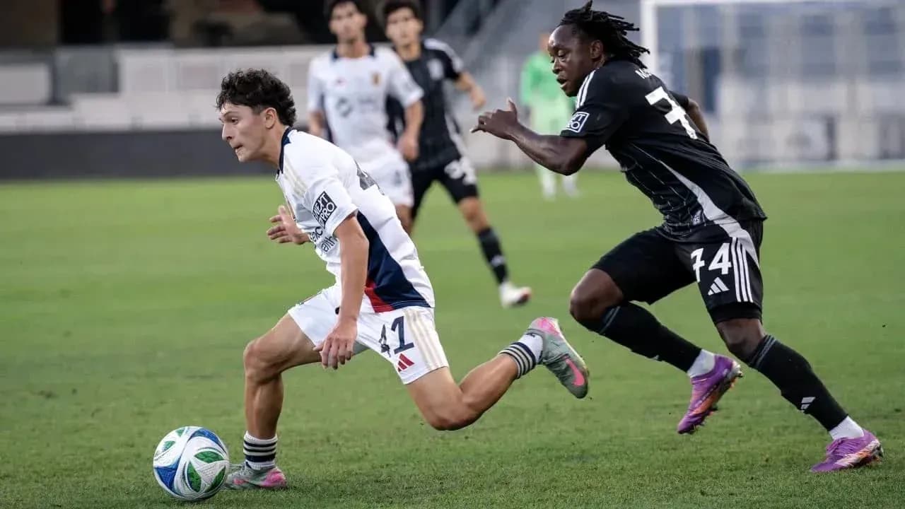 Jugador corriendo con el balón durante el partido