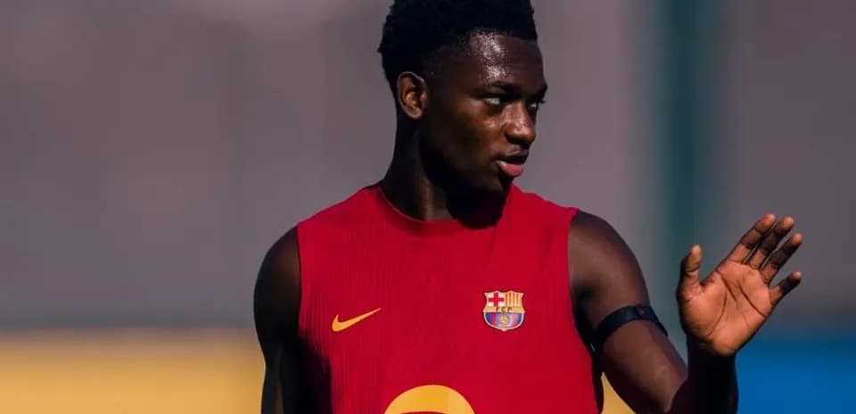 Jugador de fútbol entrenando con camiseta del Barcelona
