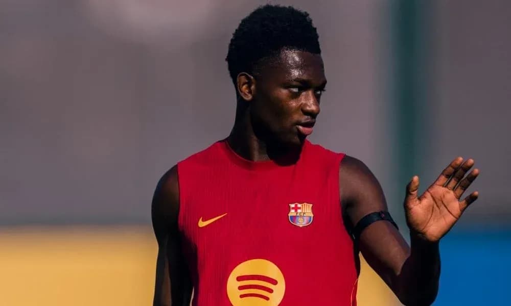 Jugador de fútbol entrenando con camiseta del Barcelona