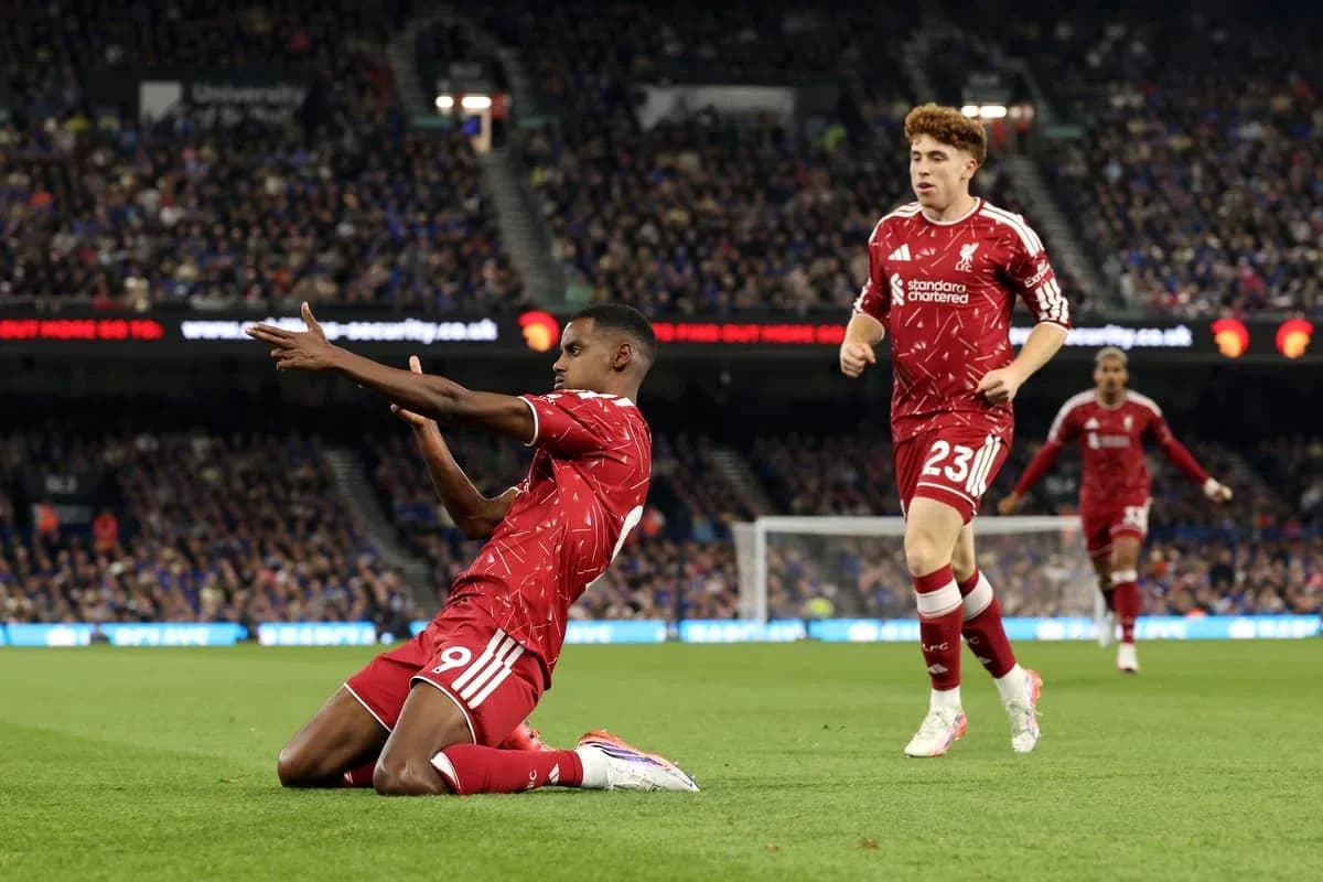 Jugador de Liverpool celebrando un gol en el campo