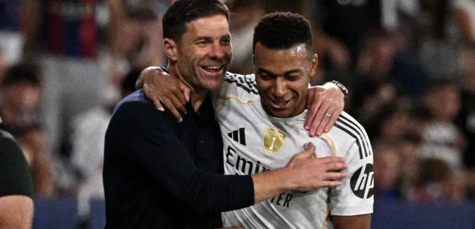 Entrenador abrazando a jugador tras partido exitoso