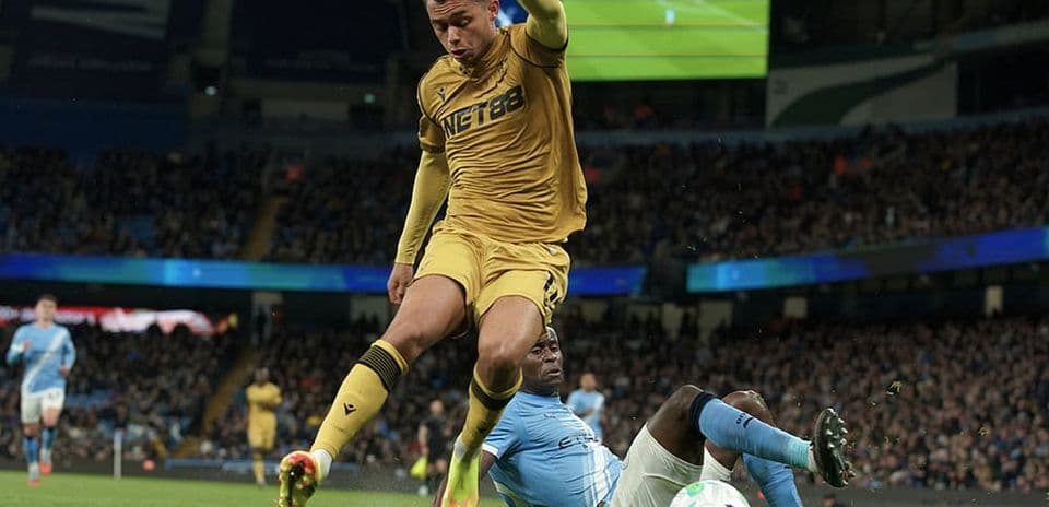 Un jugador de Crystal Palace cae durante el partido