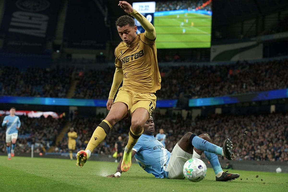 Un jugador de Crystal Palace cae durante el partido