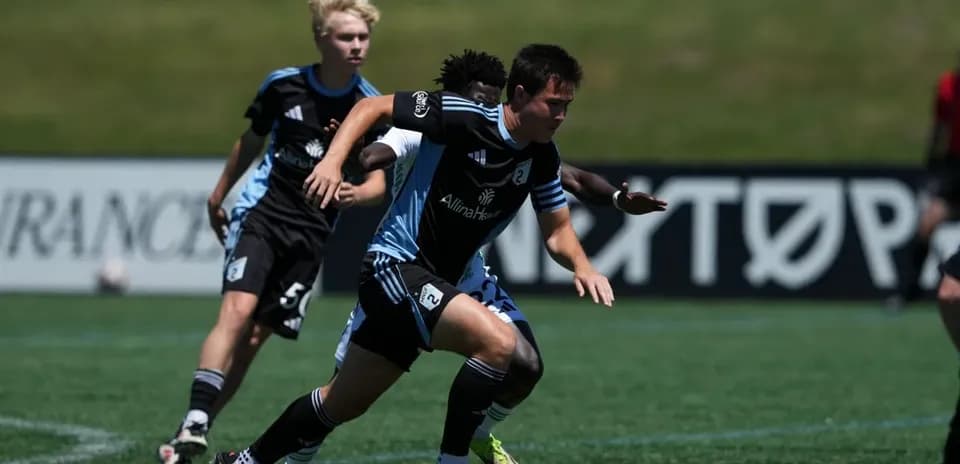 Jugador de Minnesota United II corriendo con el balón