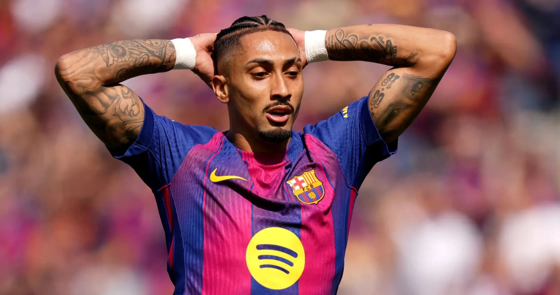 Jugador de Barcelona con brazos en la cabeza