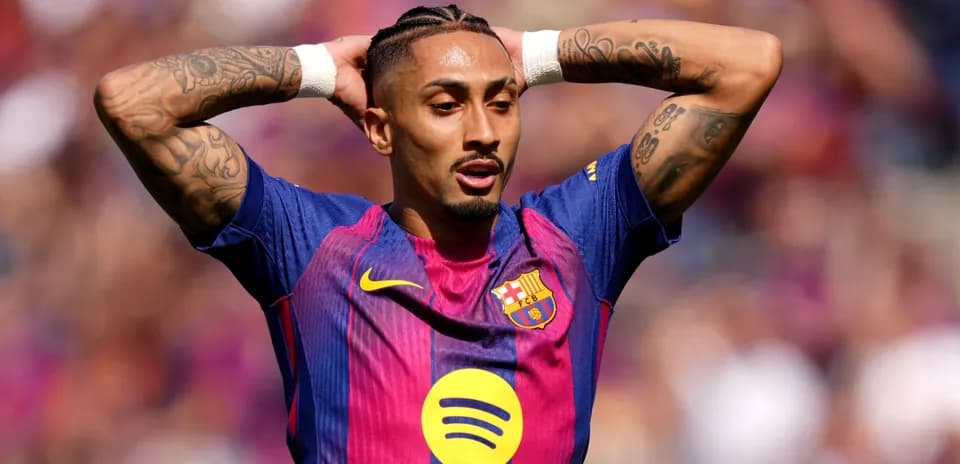 Jugador de Barcelona con brazos en la cabeza