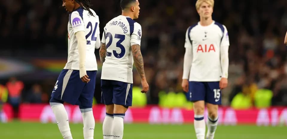 Jugadores de Tottenham en el campo durante el partido
