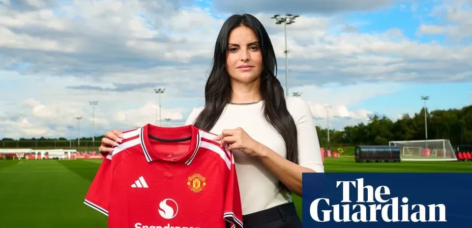 Persona sosteniendo camiseta del Manchester United en campo