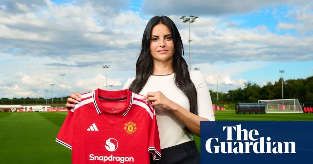 Persona sosteniendo camiseta del Manchester United en campo