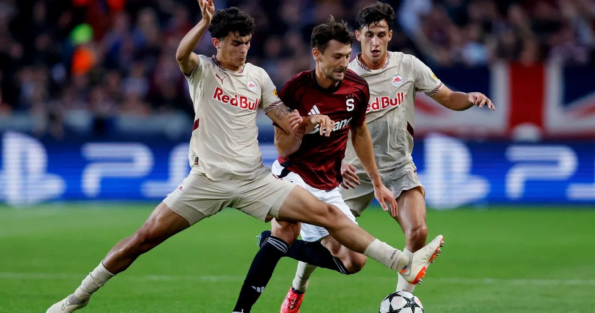 Dos jugadores de Red Bull Salzburg luchando por el balón