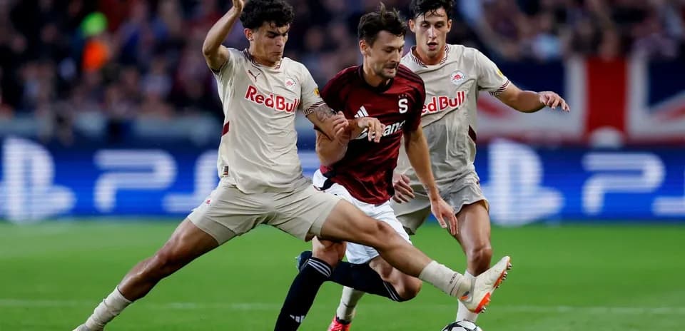 Dos jugadores de Red Bull Salzburg luchando por el balón