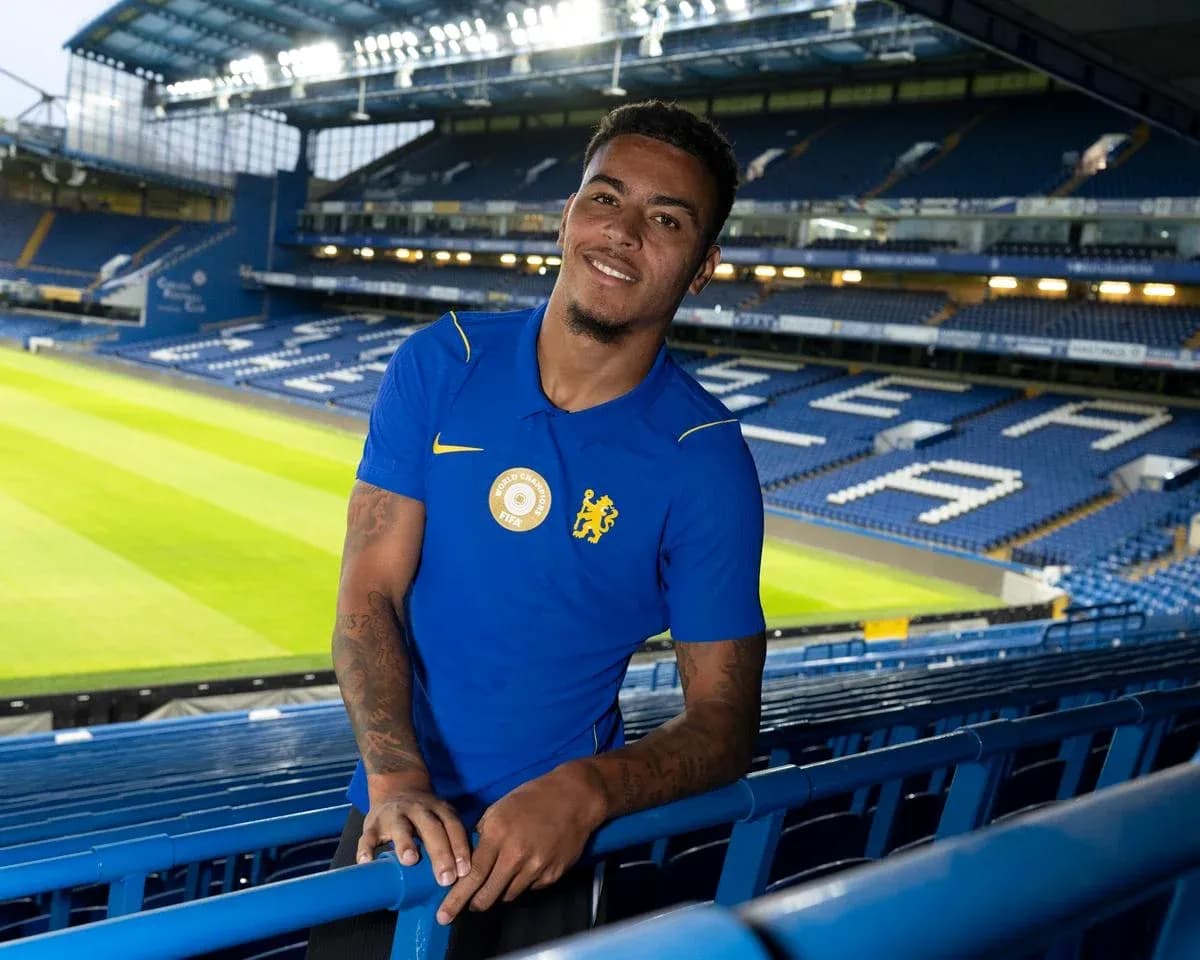 Jugador posando en el estadio de Chelsea