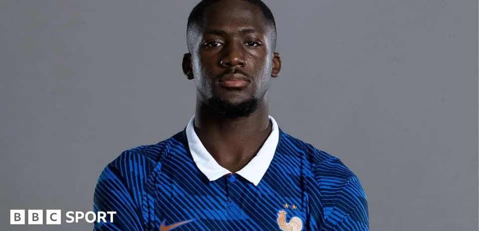 Jugador con camiseta de Francia posando para la foto