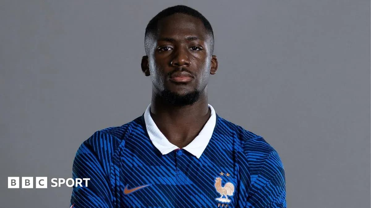 Jugador con camiseta de Francia posando para la foto