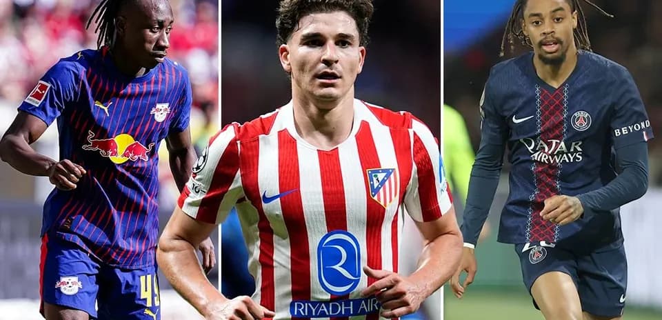 Tres jugadores de fútbol en sus respectivos equipos