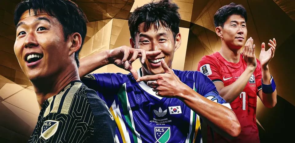 Tres jugadores de fútbol posando en fondo dorado