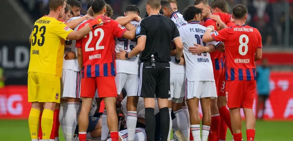 Jugadores y árbitro en una discusión durante el partido