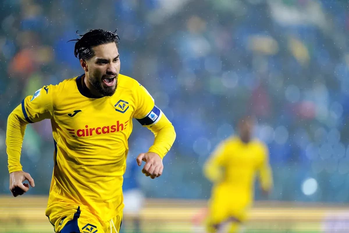 Jugador de Como celebrando un gol en partido
