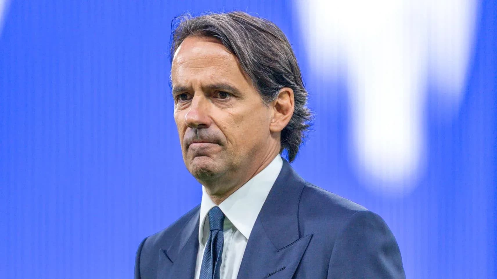 Entrenador en conferencia con fondo azul