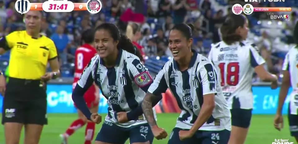 Jugadoras de Monterrey celebrando un gol
