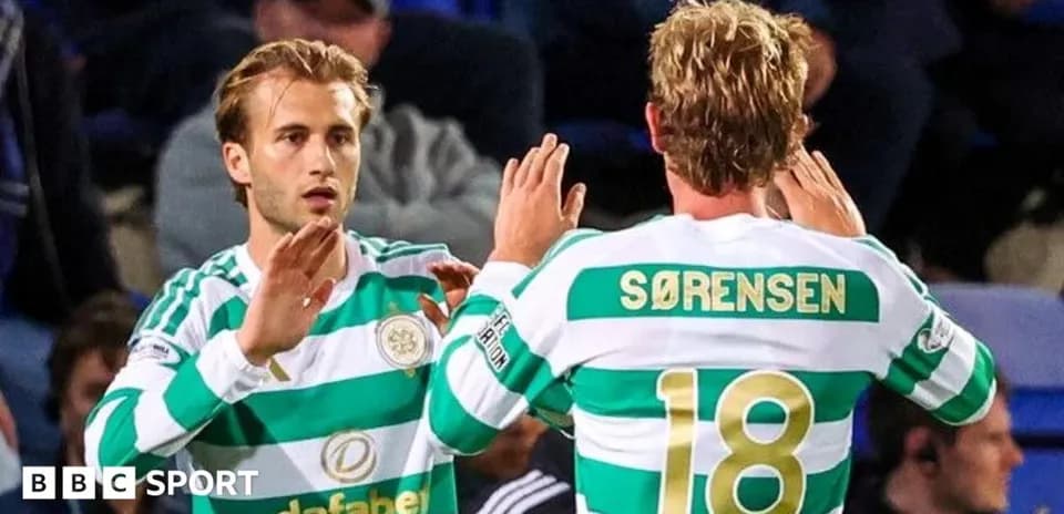 Jugadores de Celtic intercambiando saludos durante partido