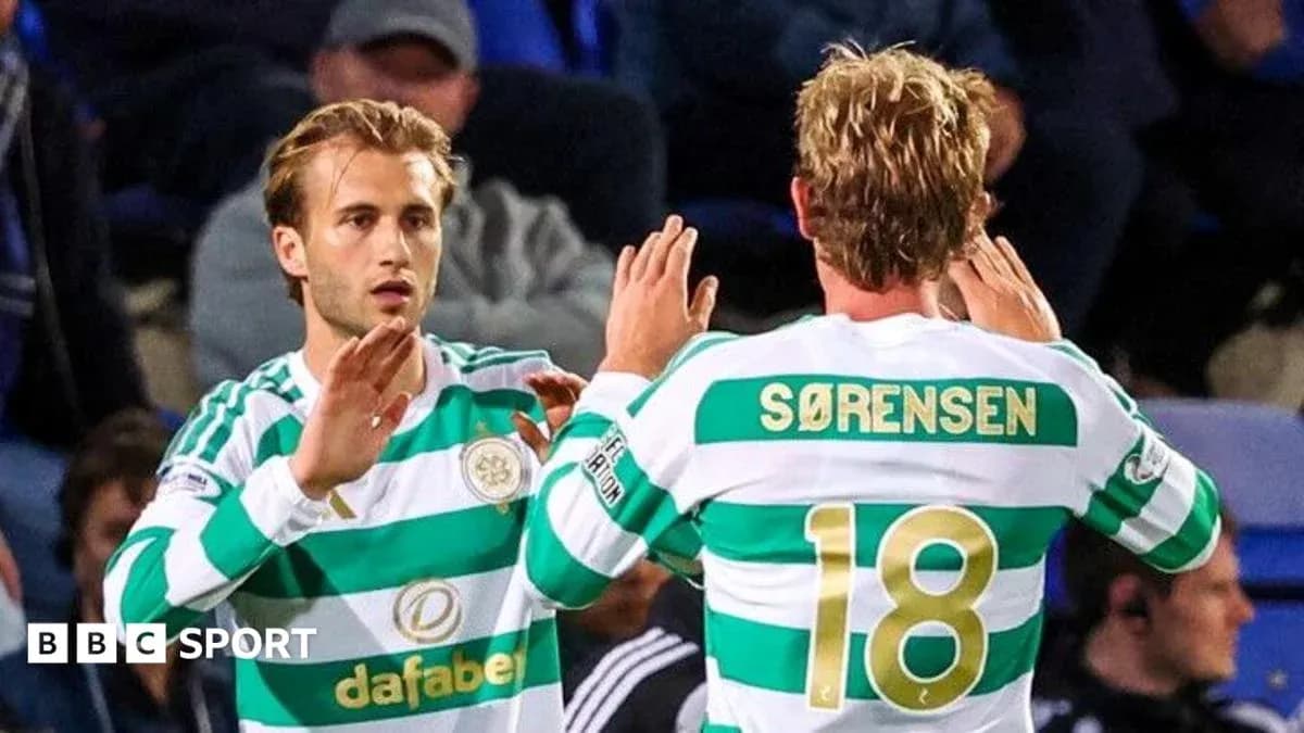 Jugadores de Celtic intercambiando saludos durante partido