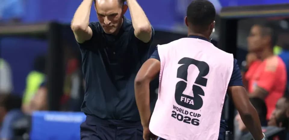 Entrenador preocupado durante partido de la Copa Mundial