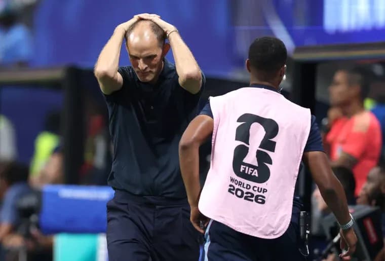 Entrenador preocupado durante partido de la Copa Mundial