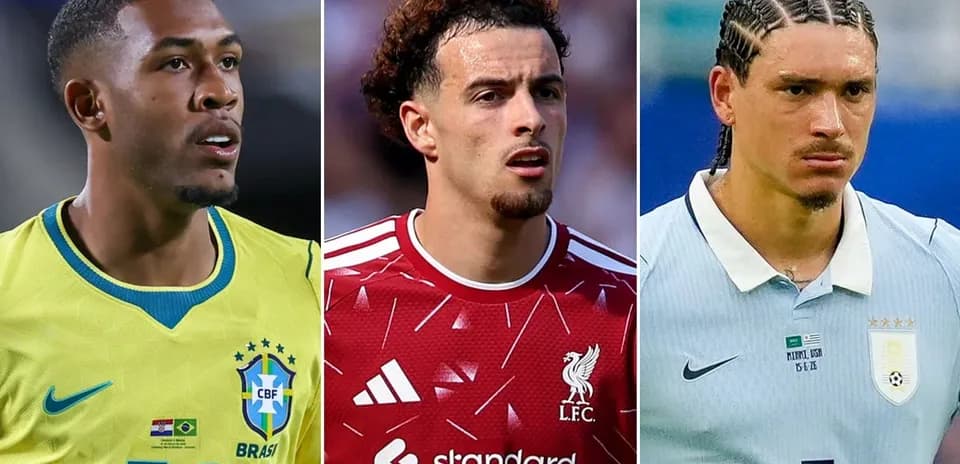 Tres jugadores de fútbol en sus respectivas camisetas