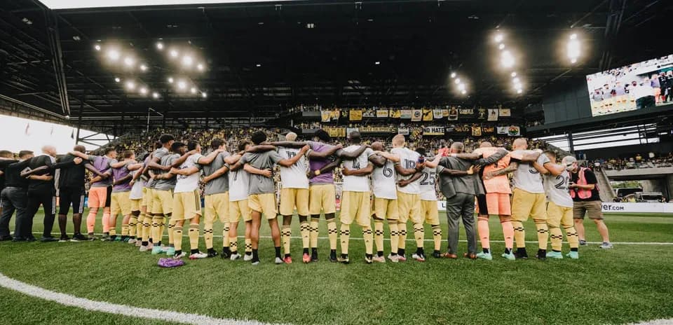 Jugadores del Columbus Crew en formación previa al partido