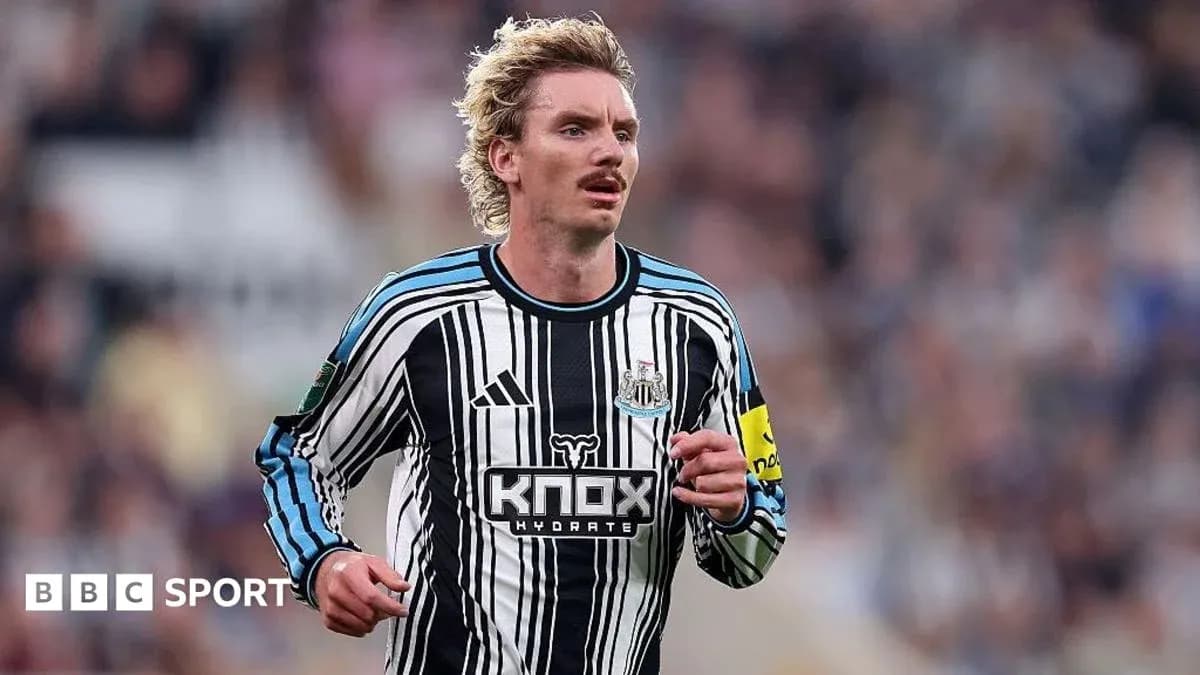 Jugador de Newcastle corriendo en el campo