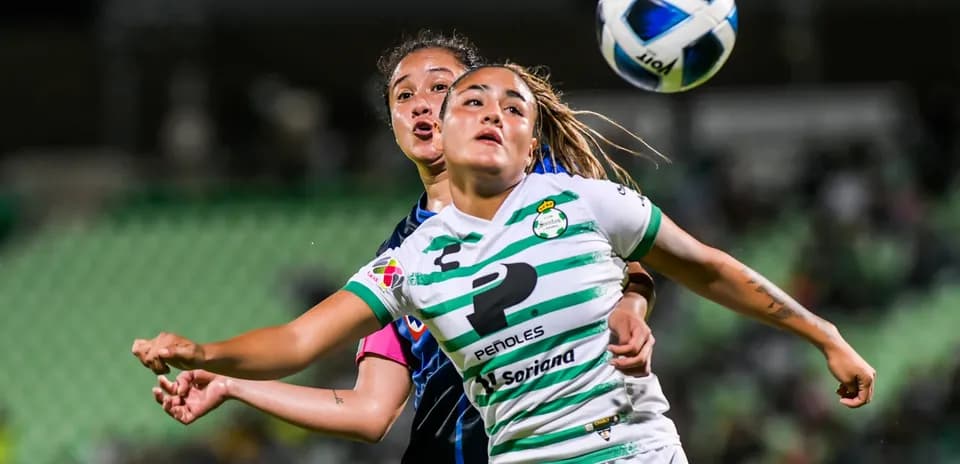 Jugadoras compitiendo por el balón en partido