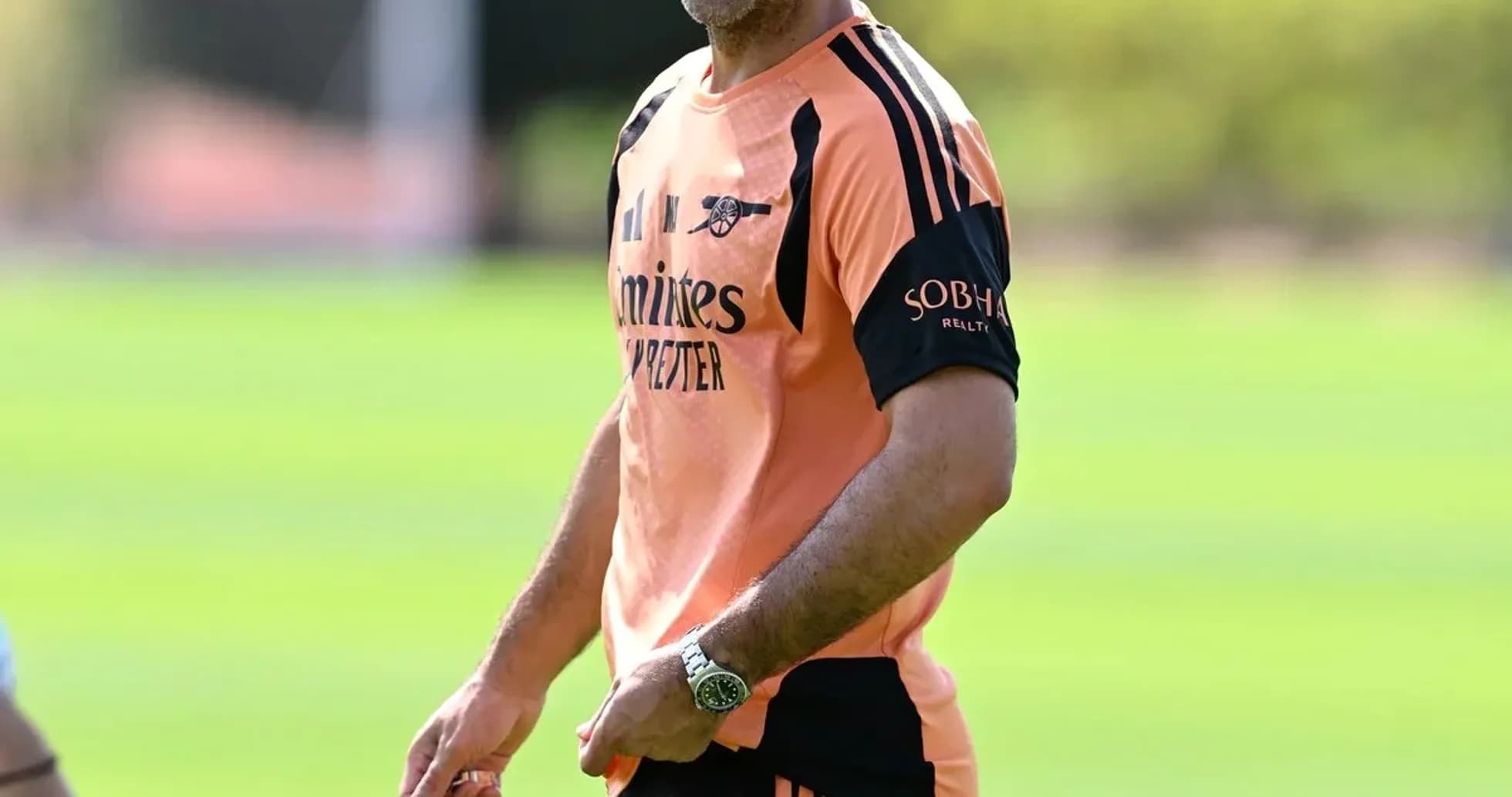 Entrenador sonriente durante la sesión de entrenamiento