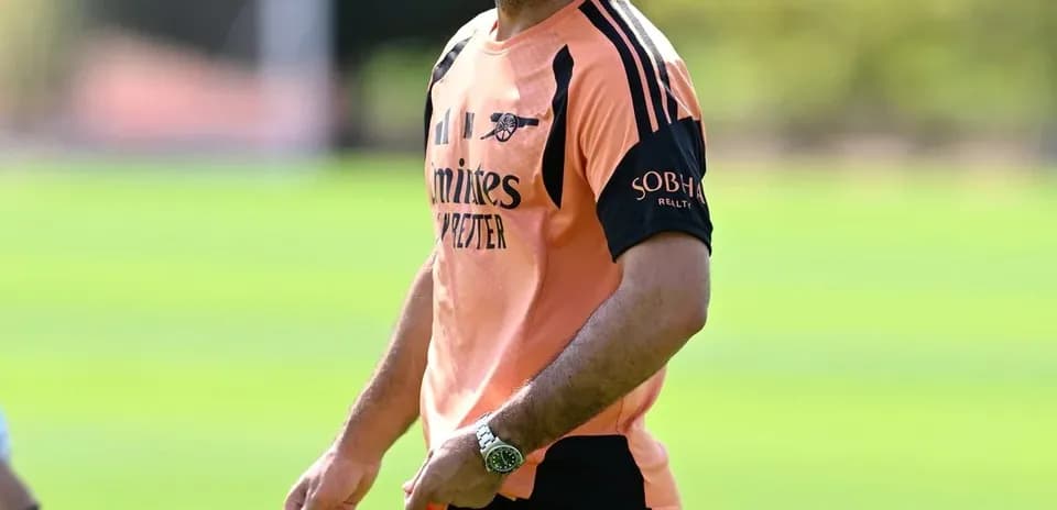 Entrenador sonriente durante la sesión de entrenamiento