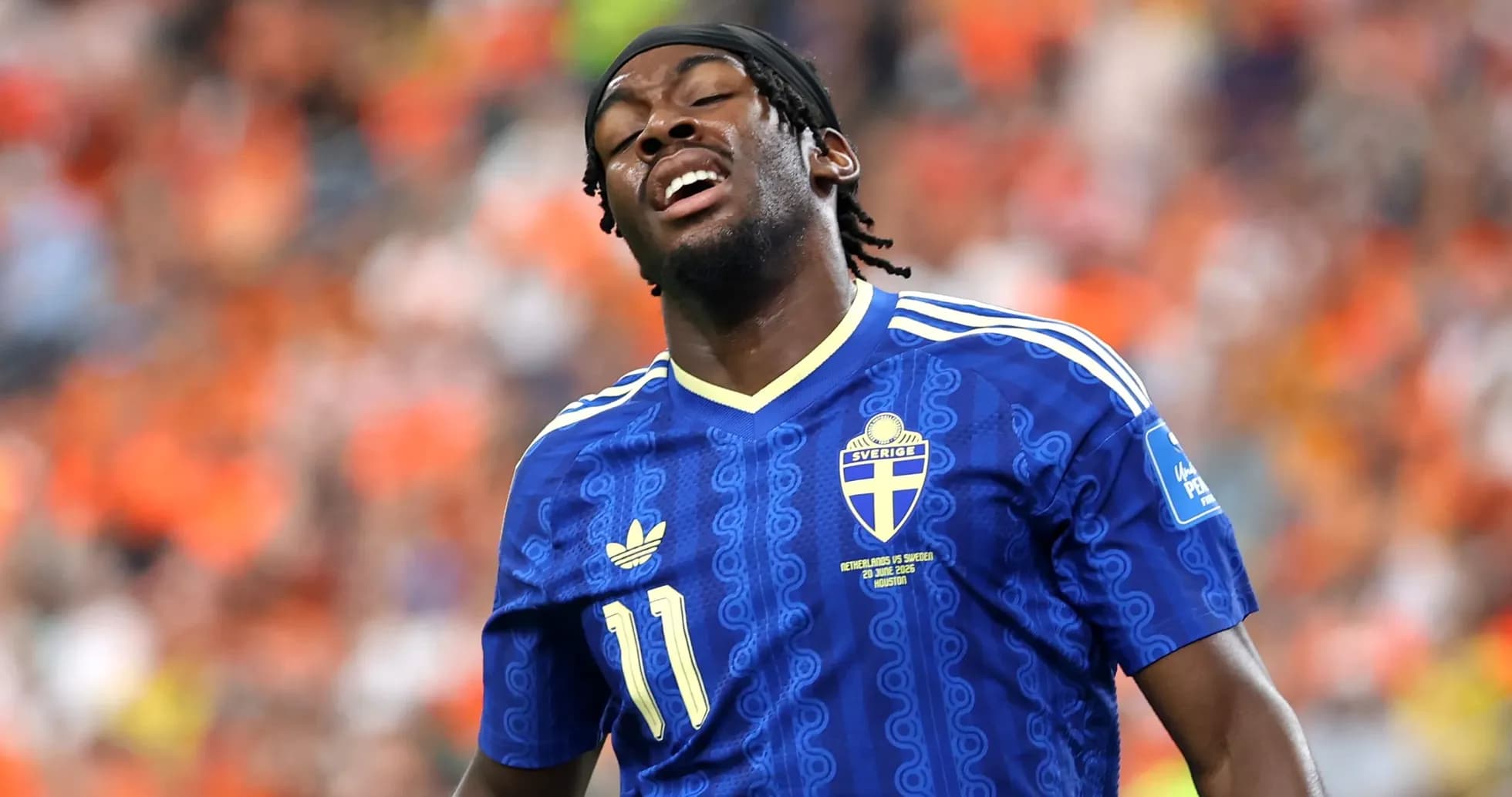 Jugador de Suecia con camiseta azul en partido