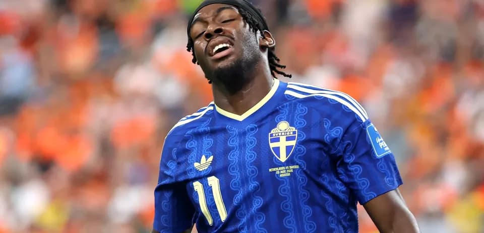 Jugador de Suecia con camiseta azul en partido