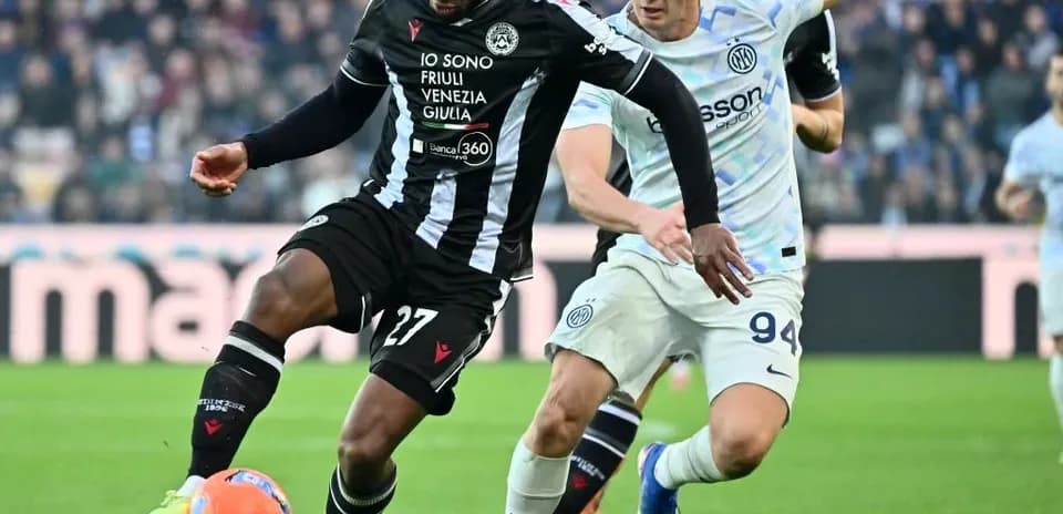 Jugador de Udinese con balón durante el partido