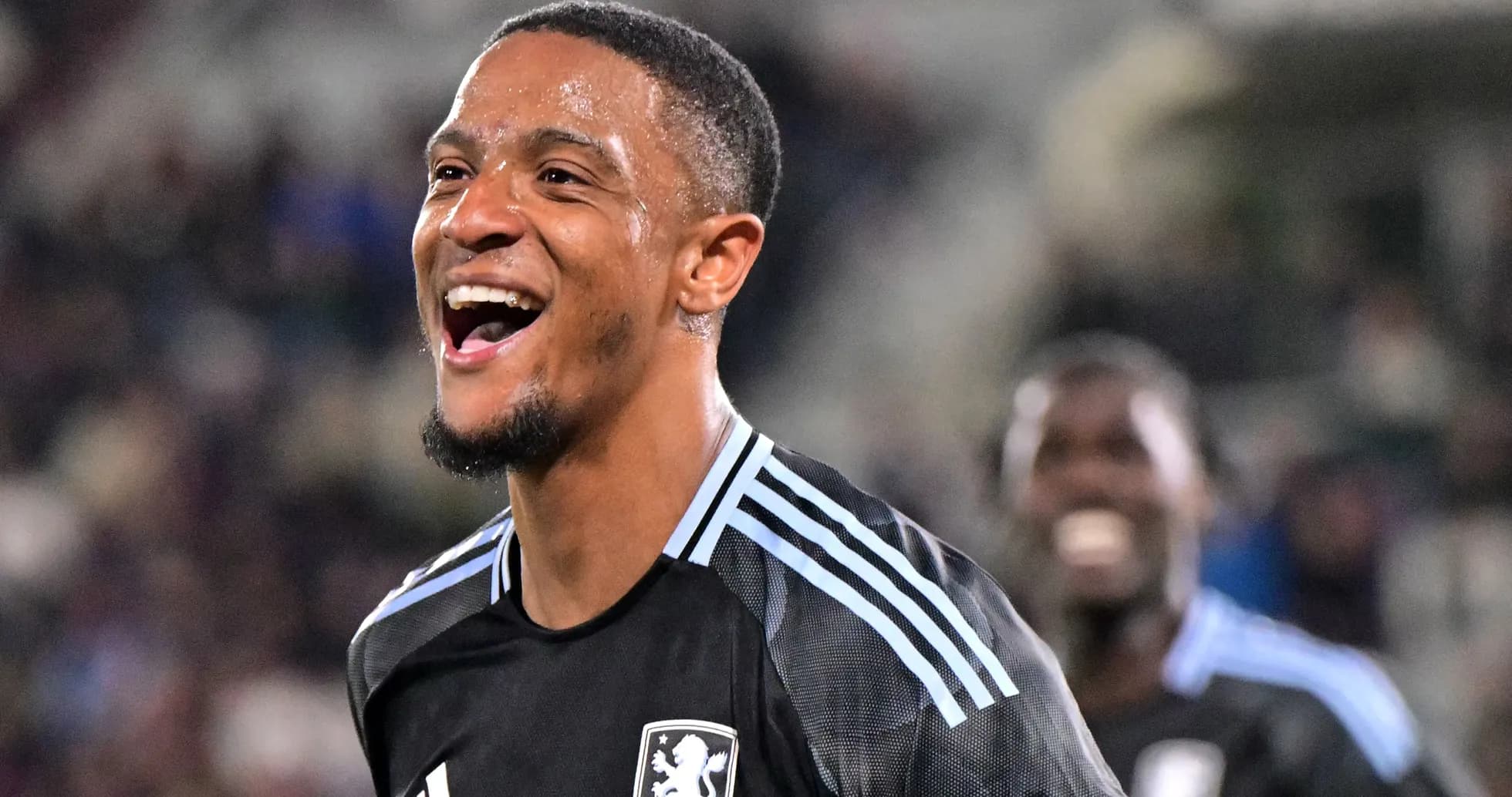 Jugador celebrando en uniforme de fútbol negro