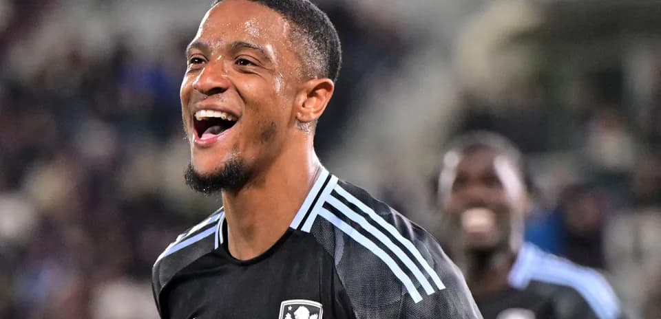 Jugador celebrando en uniforme de fútbol negro