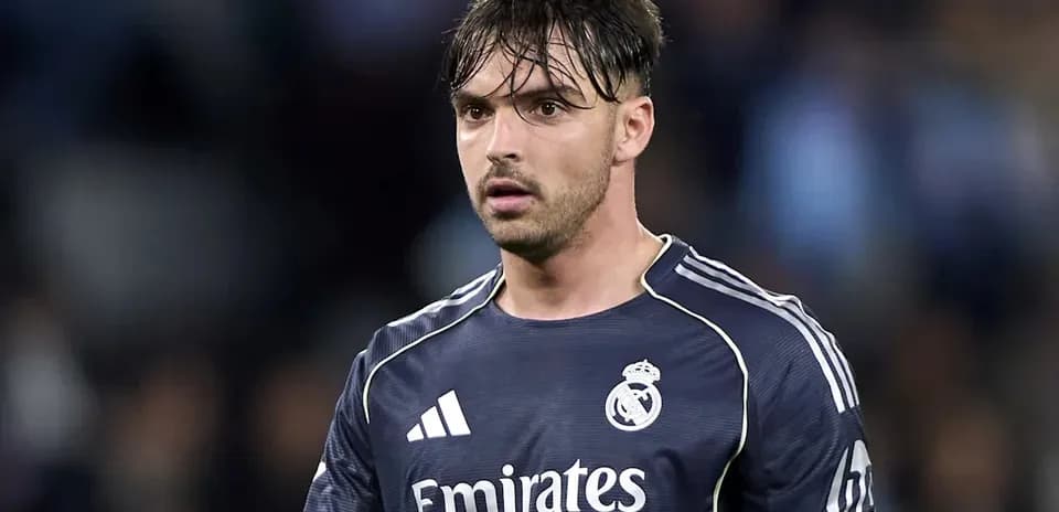 Jugador de fútbol con uniforme de portero de Real Madrid