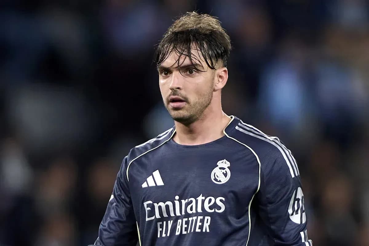 Jugador de fútbol con uniforme de portero de Real Madrid