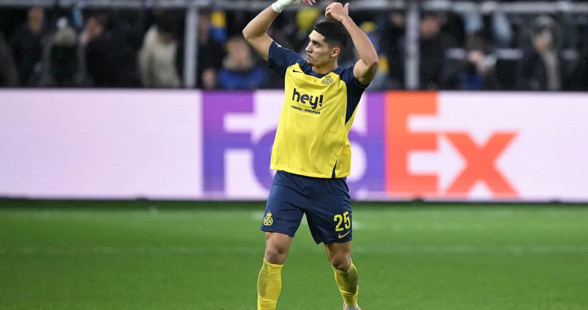 Jugador celebrando durante un partido de fútbol