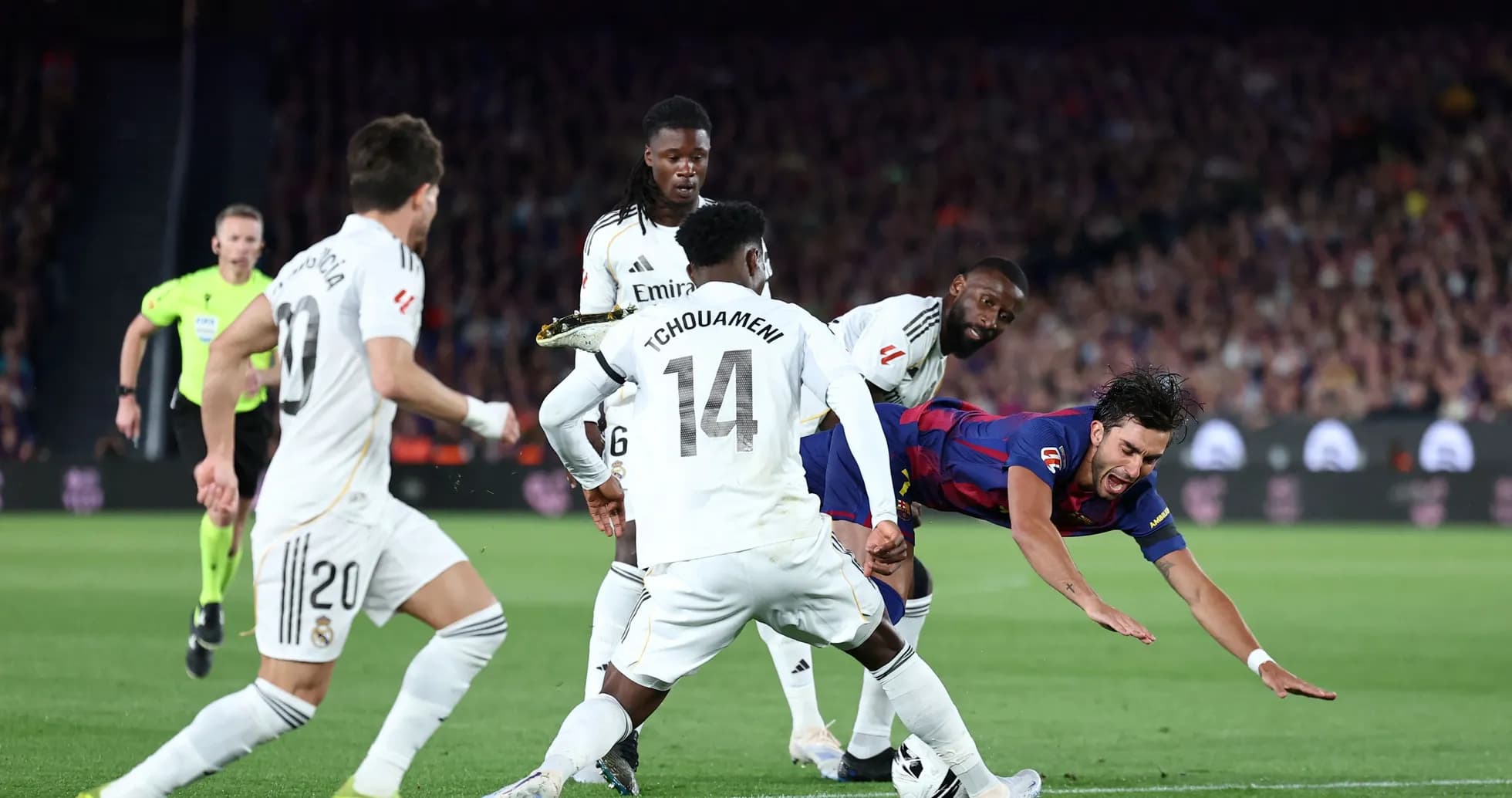 Jugadores de Real Madrid y Barcelona en acción durante partido