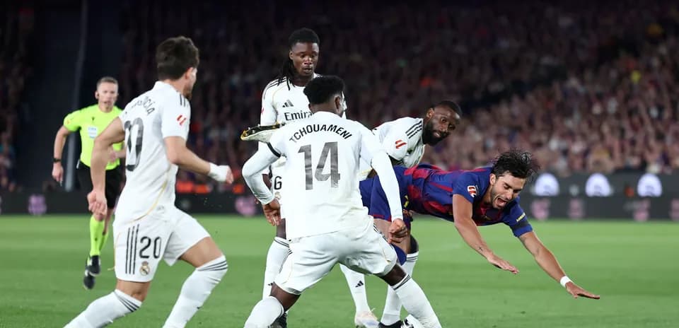Jugadores de Real Madrid y Barcelona en acción durante partido